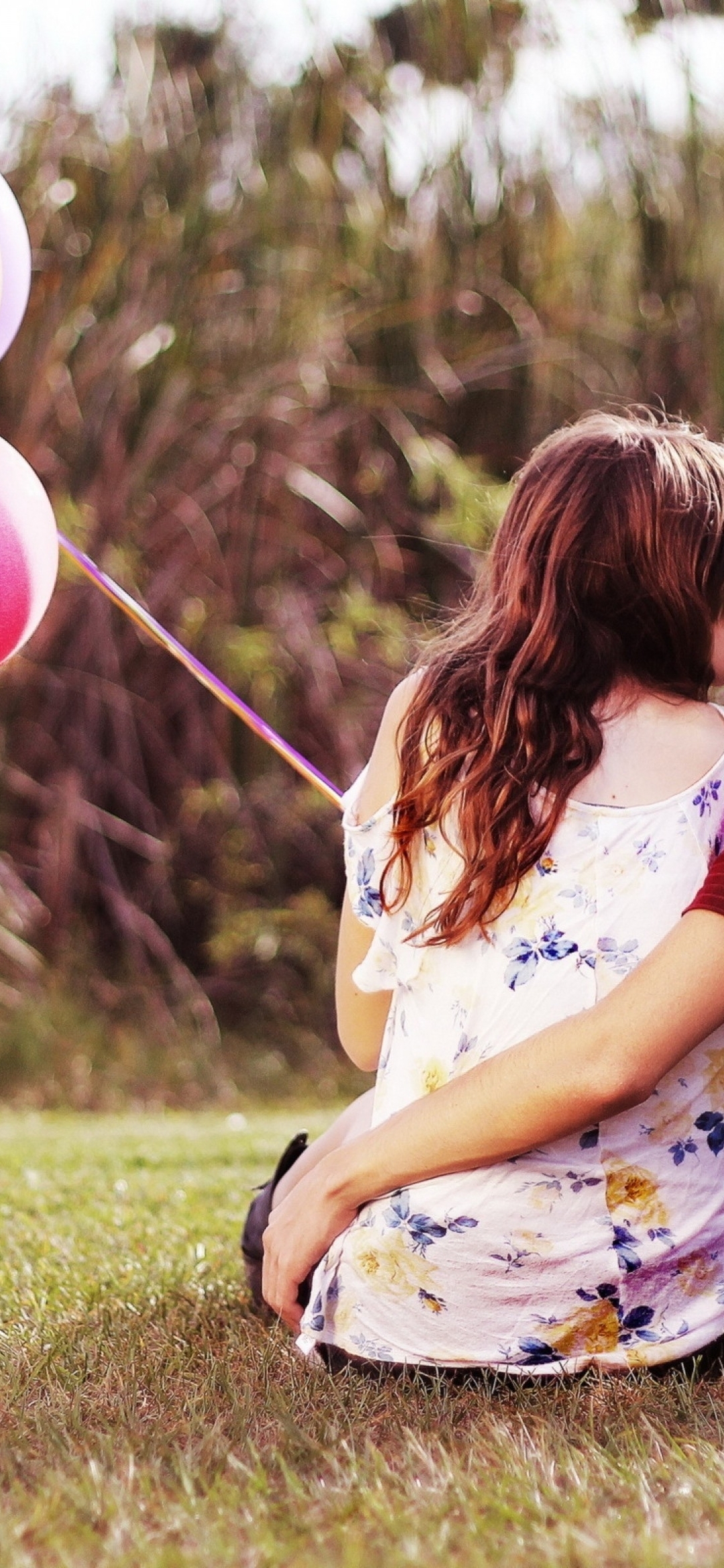 Image: Couple, girl, boyfriend, hugs, kiss, love, balloons, nature