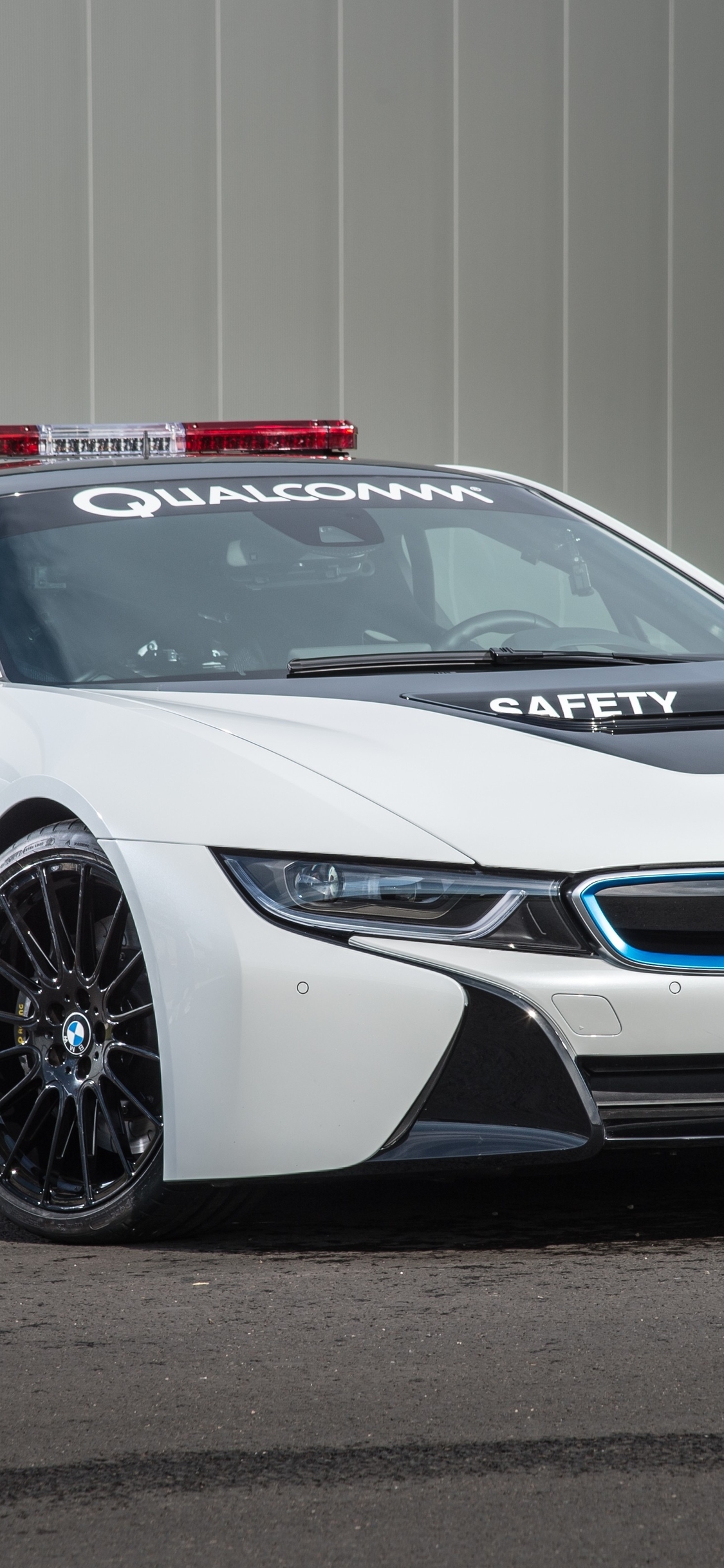 Картинка: BMW, i8, safety car, белый, суперкар, электромобиль, мигалка, асфальт
