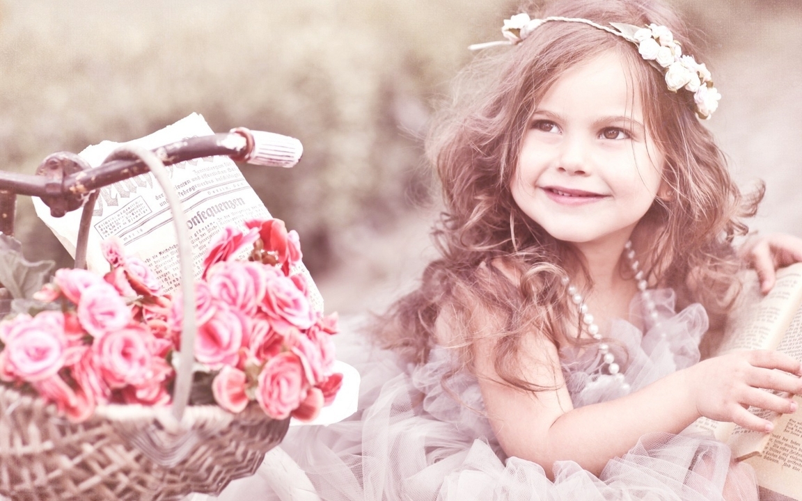 Картинка: Девочка, глаза, цветы, корзинка, книга, бусы, улыбка, настроение