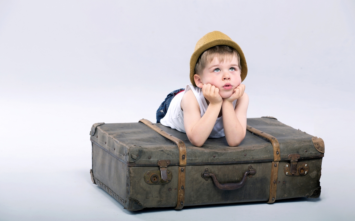Картинка: Мальчик, шляпа, смотрит, чемодан, фон