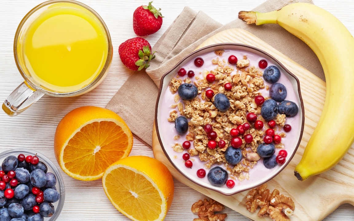 Картинка: Мюсли, злаки, завтрак, банан, цитрус, апельсин, сок, витамины, орехи, ягоды, черника, доска