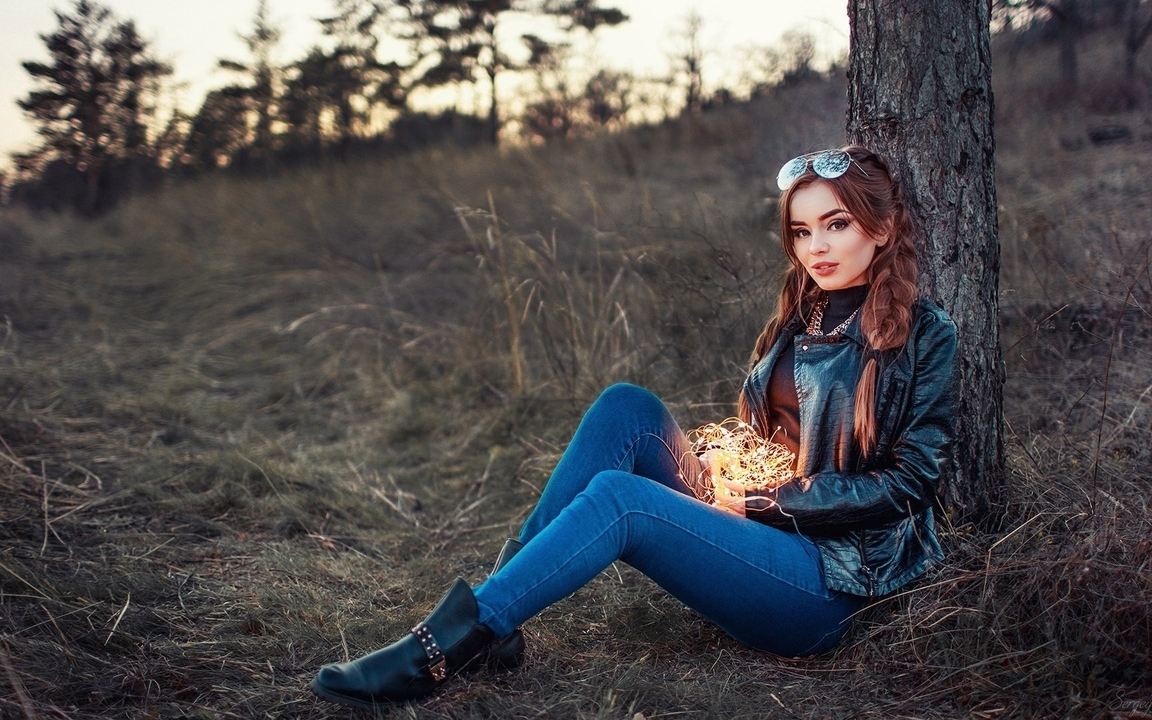 Картинка: Девушка, лес, фотосессия, очки, куртка, сидит, дерево, огоньки