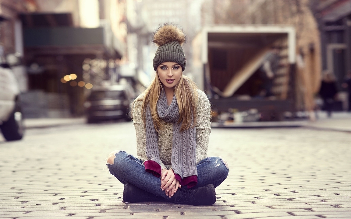 Картинка: Девушка, блондинка, сидит, шапка, шарф, улица, тротуар