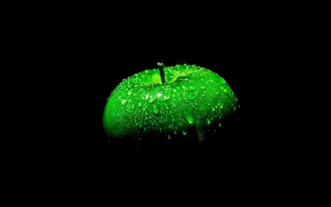 Картинка: Яблоко, зелёное, капли, свет, черный фон