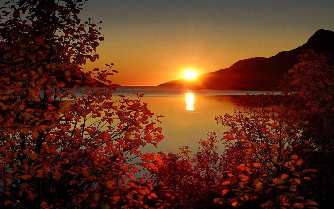 Картинка: Осень, листья, деревья, закат, вечер, горы, вода, озеро, небо, солнце, лучи