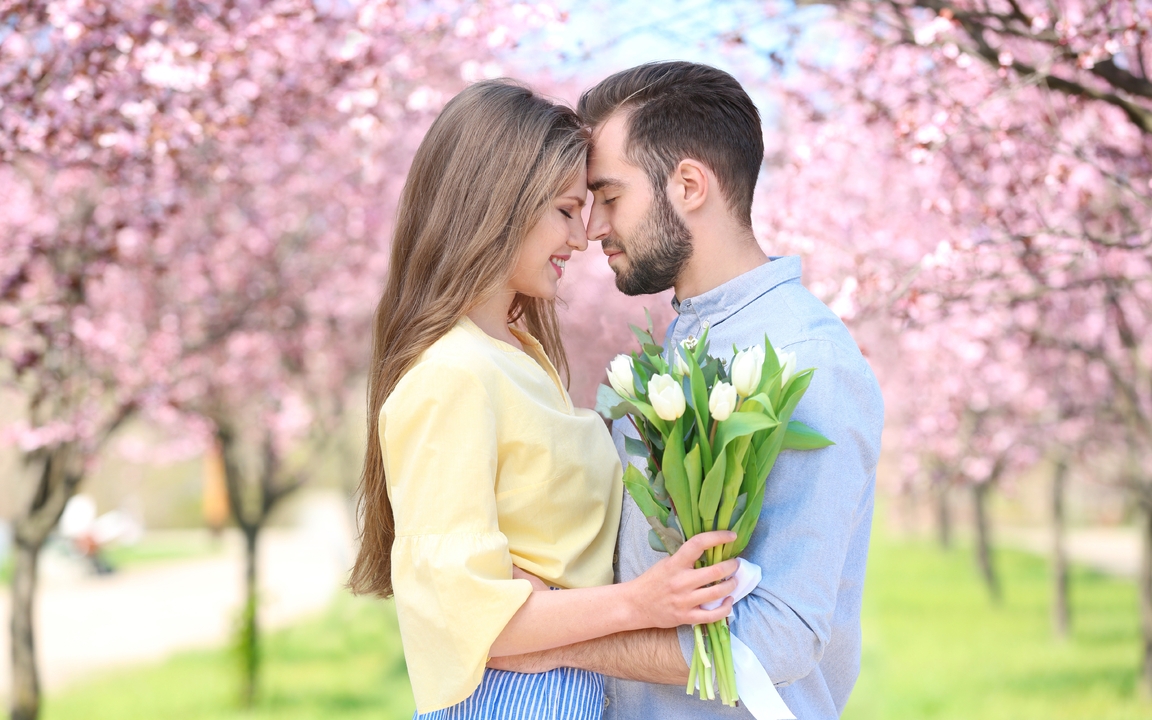 Картинка: Пара, цветы, тюльпаны, мужчина, девушка, любовь, парк, деревья
