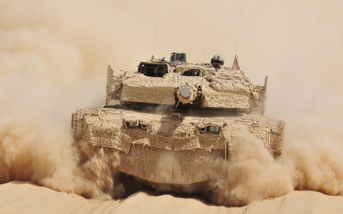 Картинка: Танк, танкист, едет, пустыня, песок, пыль, камуфляж, SAAB Barracuda, Leopard 2A5 DK
