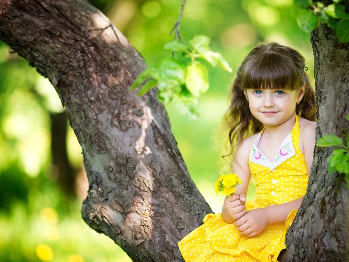 Картинка: Девочка, сарафан, жёлтый, одуванчики, дерево, зелень, лето