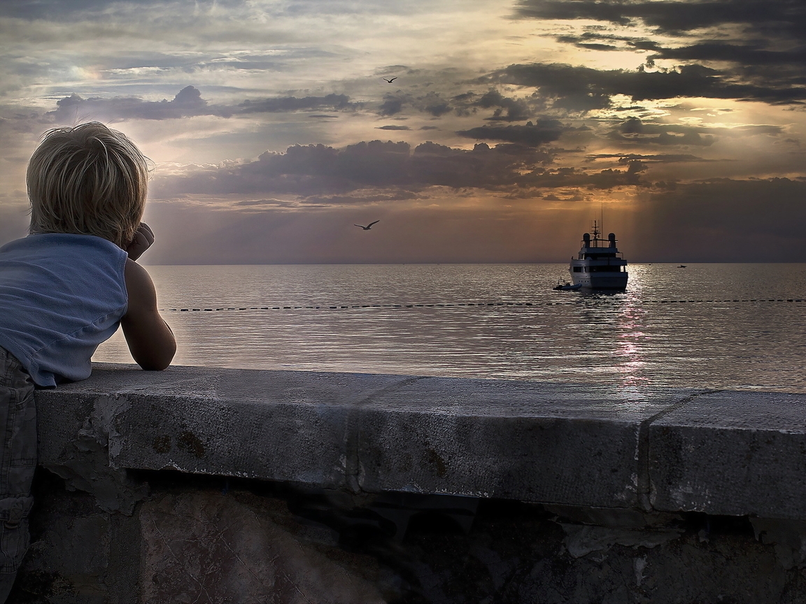Картинка: Мальчик, корабль, вода, море, закат, чайки, небо, облака, настроение, грусть