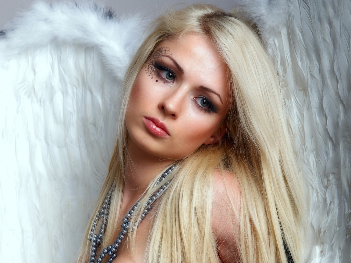 Картинка: Девушка, взгляд, глаза, светлые волосы, блондинка, крылья, бусы, рисунок, перья
