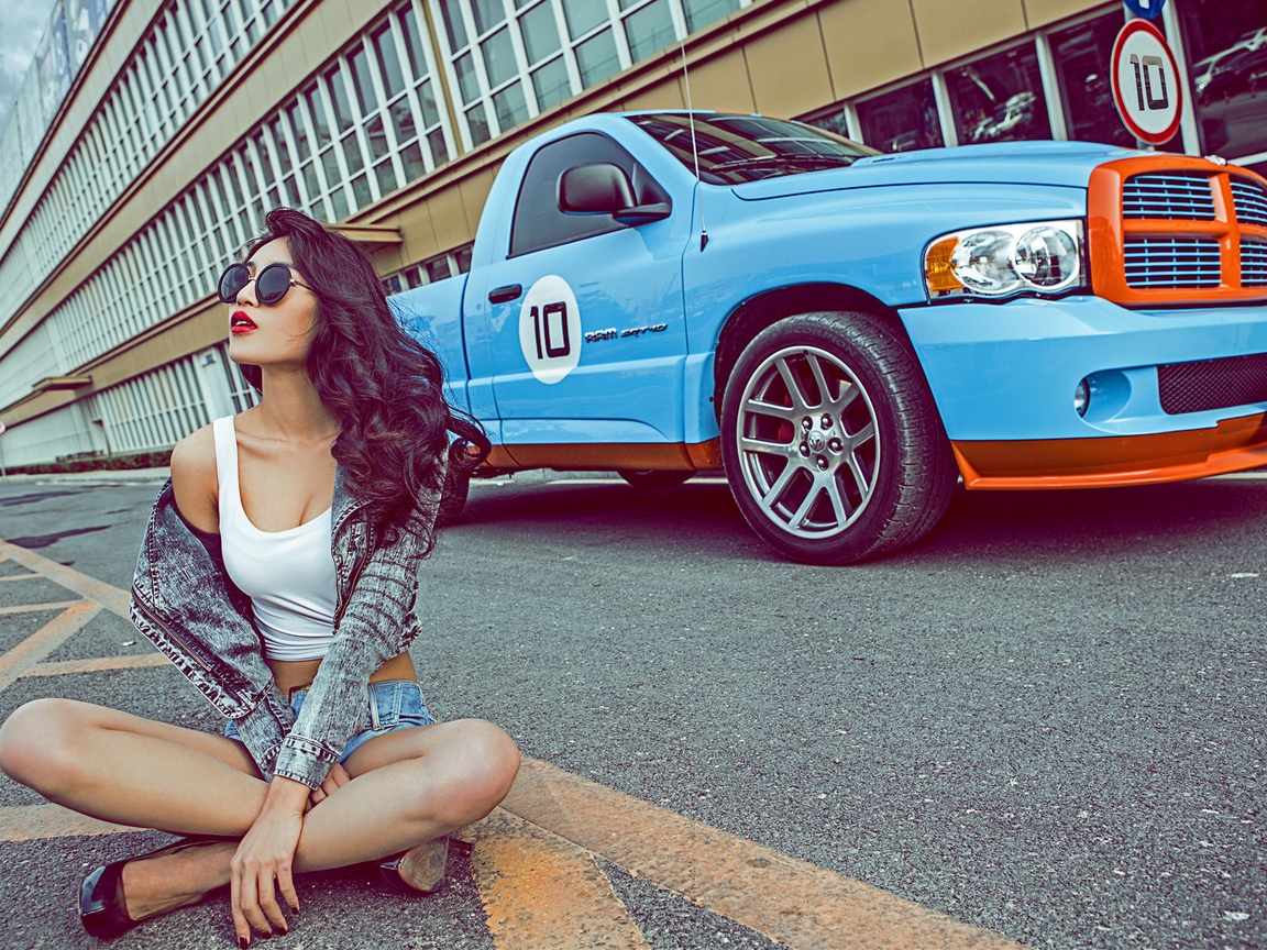 Картинка: Девушка, сидит, дорога, машина, очки, брюнетка, азиатка, модель, Dodge Ram, пикап