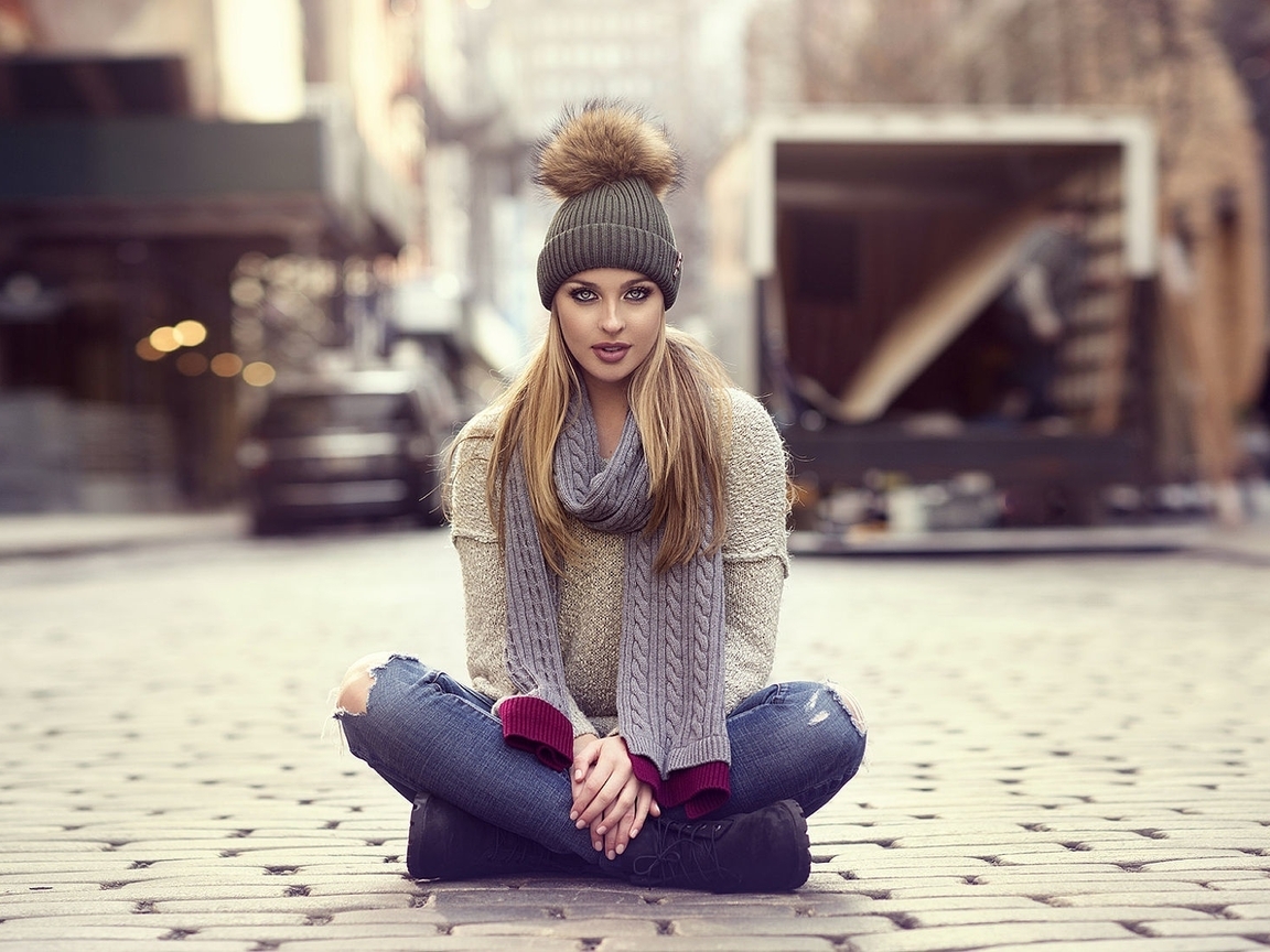 Картинка: Девушка, блондинка, сидит, шапка, шарф, улица, тротуар