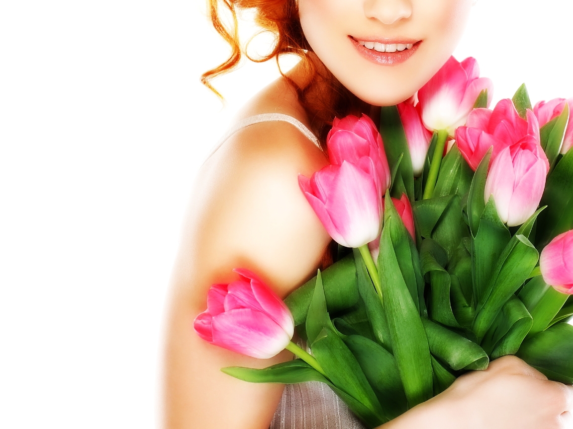 Женщина с букетом тюльпанов. Девушка с тюльпанами. Девушка с цветами.
