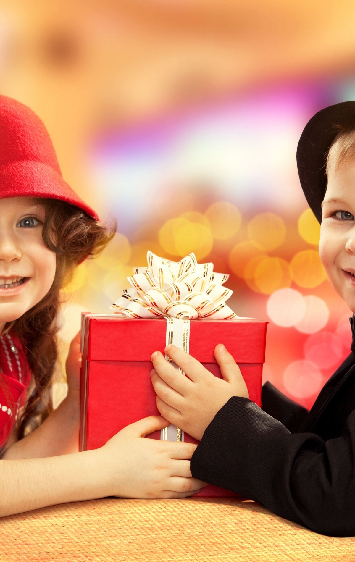 Картинка: Мальчик, девочка, дети, шляпа, подарок, праздник, улыбка, настроение, счастье