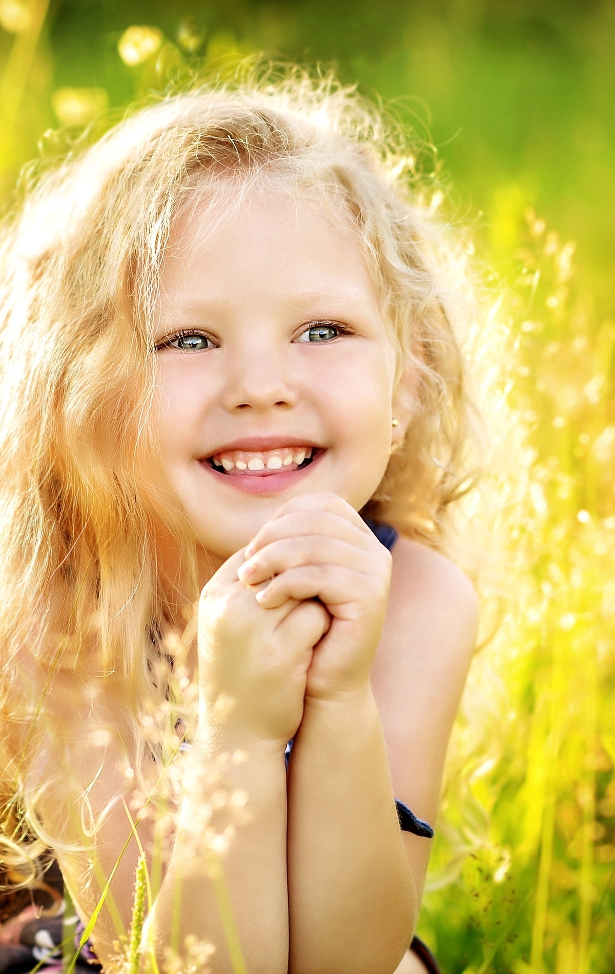 Картинка: Девочка, лицо, светлые волосы, улыбка, настроение, лето, трава