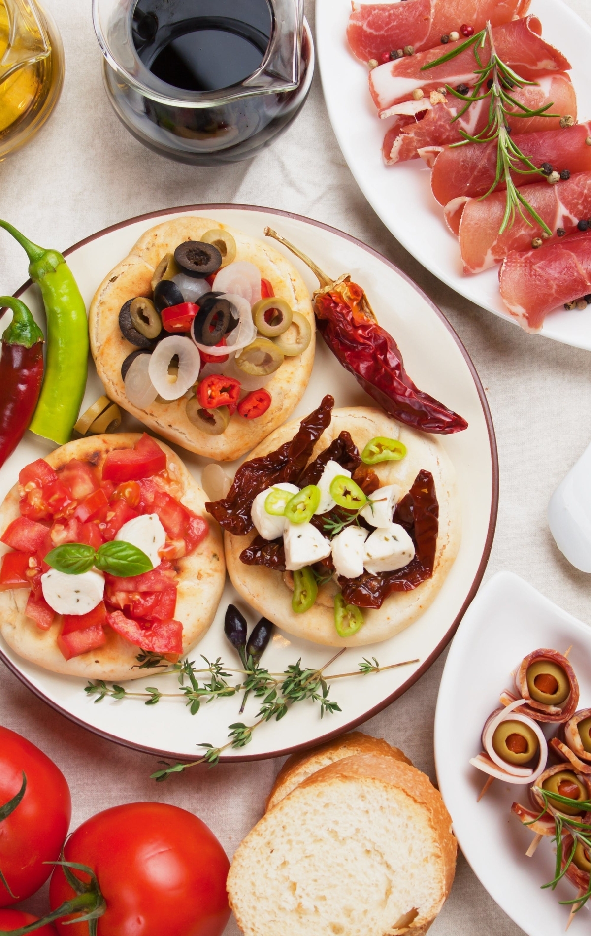 Картинка: Закуска, оливки, маслины, нарезка, перец, помидоры, масло, соус