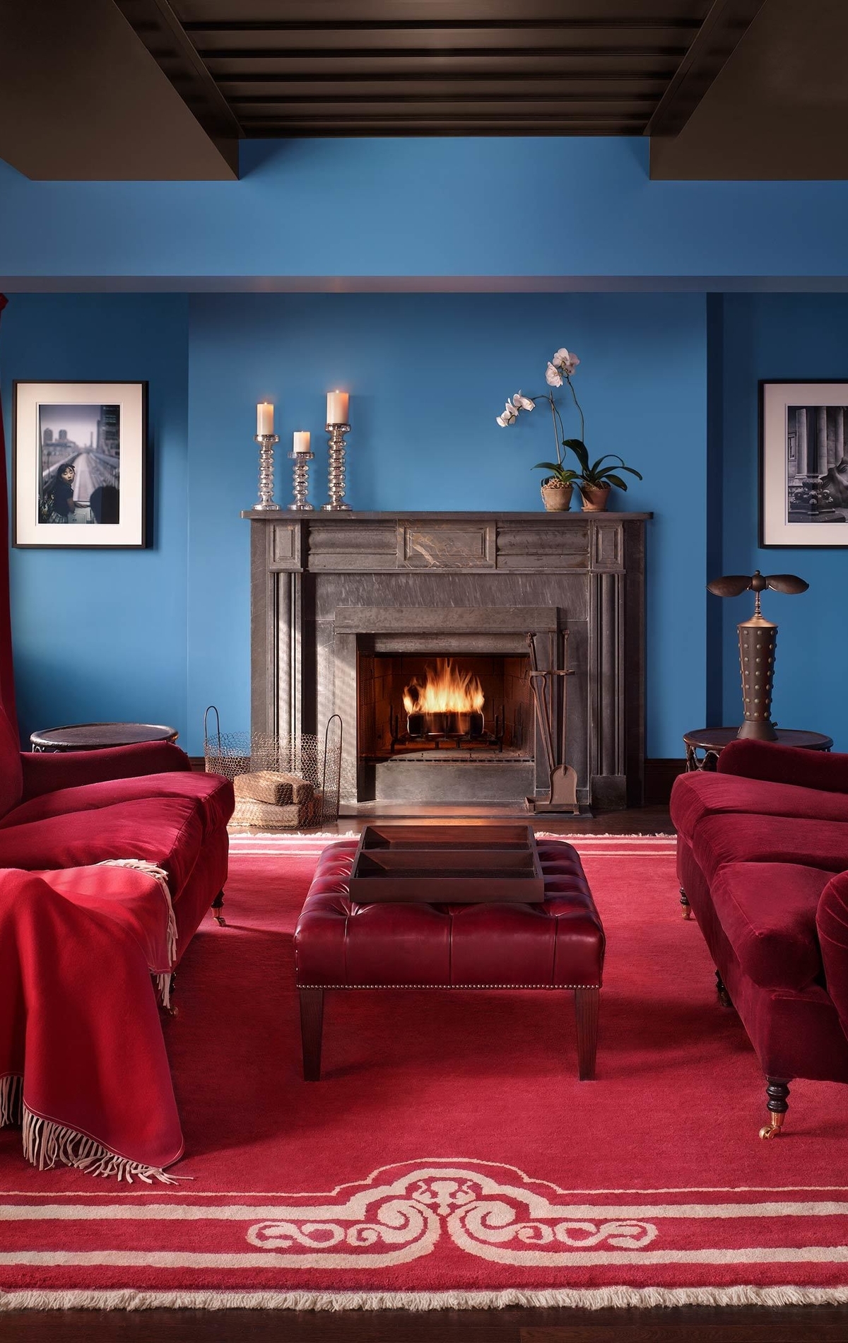 Картинка: Гостиная, красный цвет, камин, торшер, диван