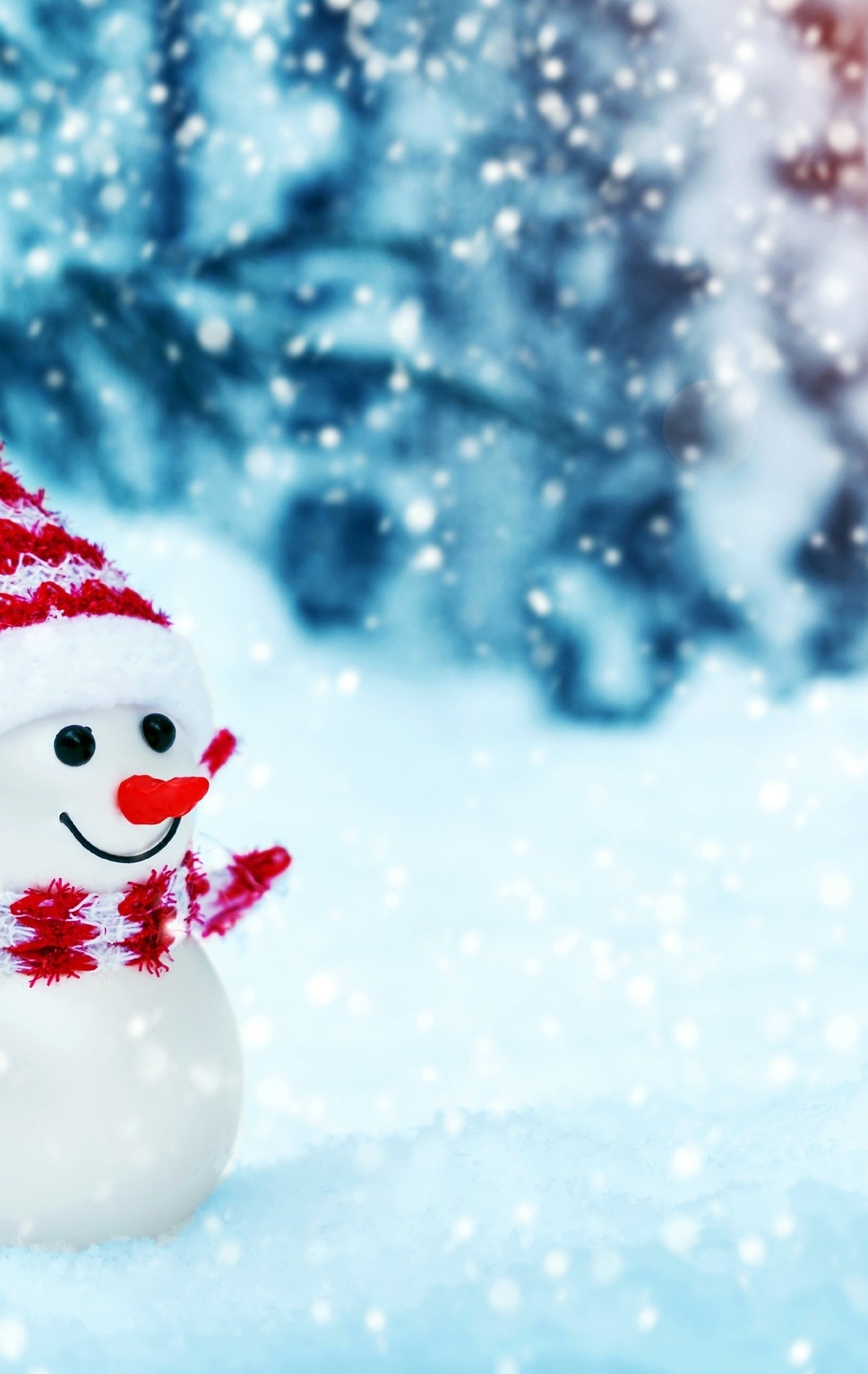 Картинка: Снеговик, зима, снег, улыбается, шапка, шарф, боке