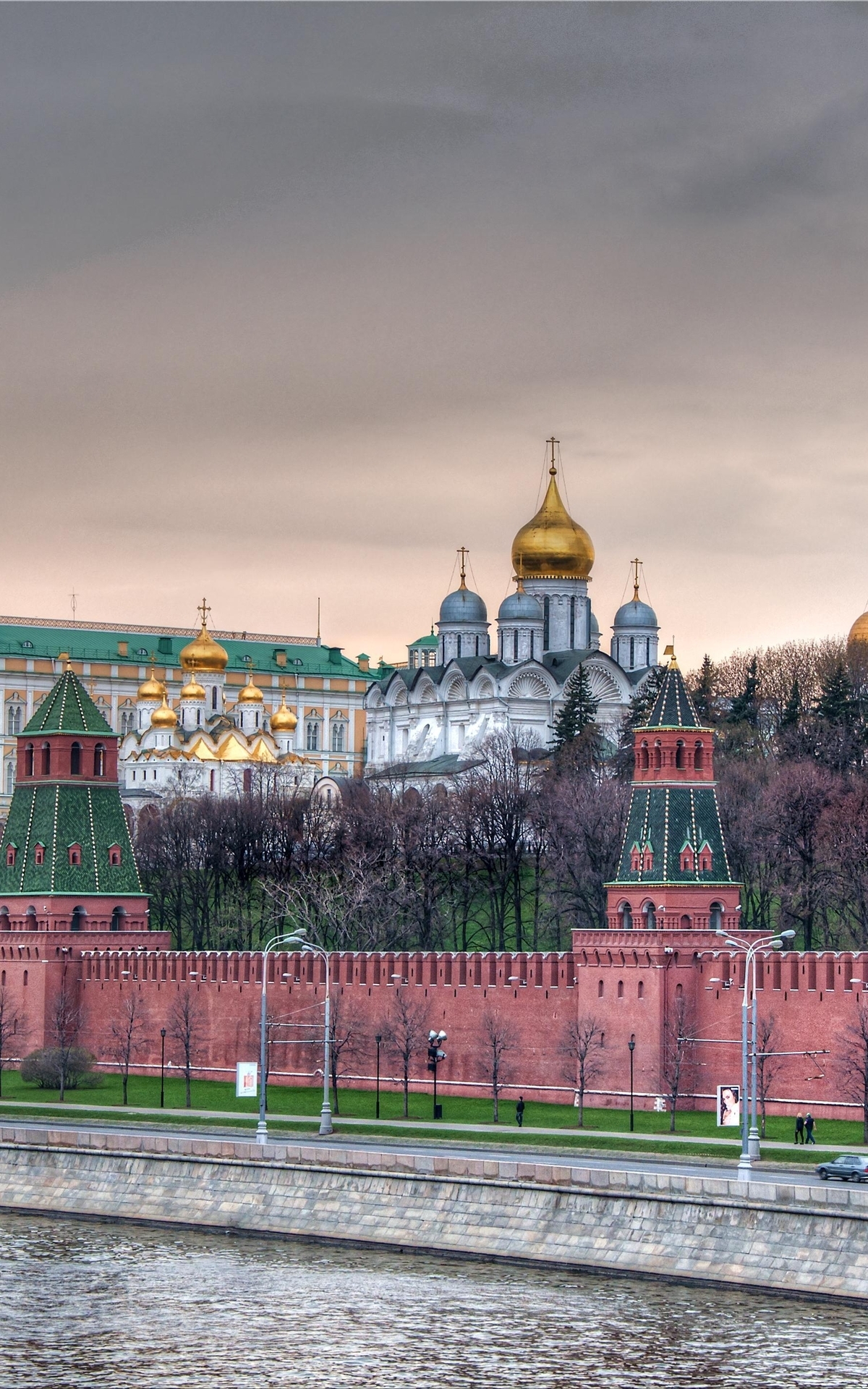Image: Russia, Moscow, Kremlin, flag, wall, river, water, waterfront