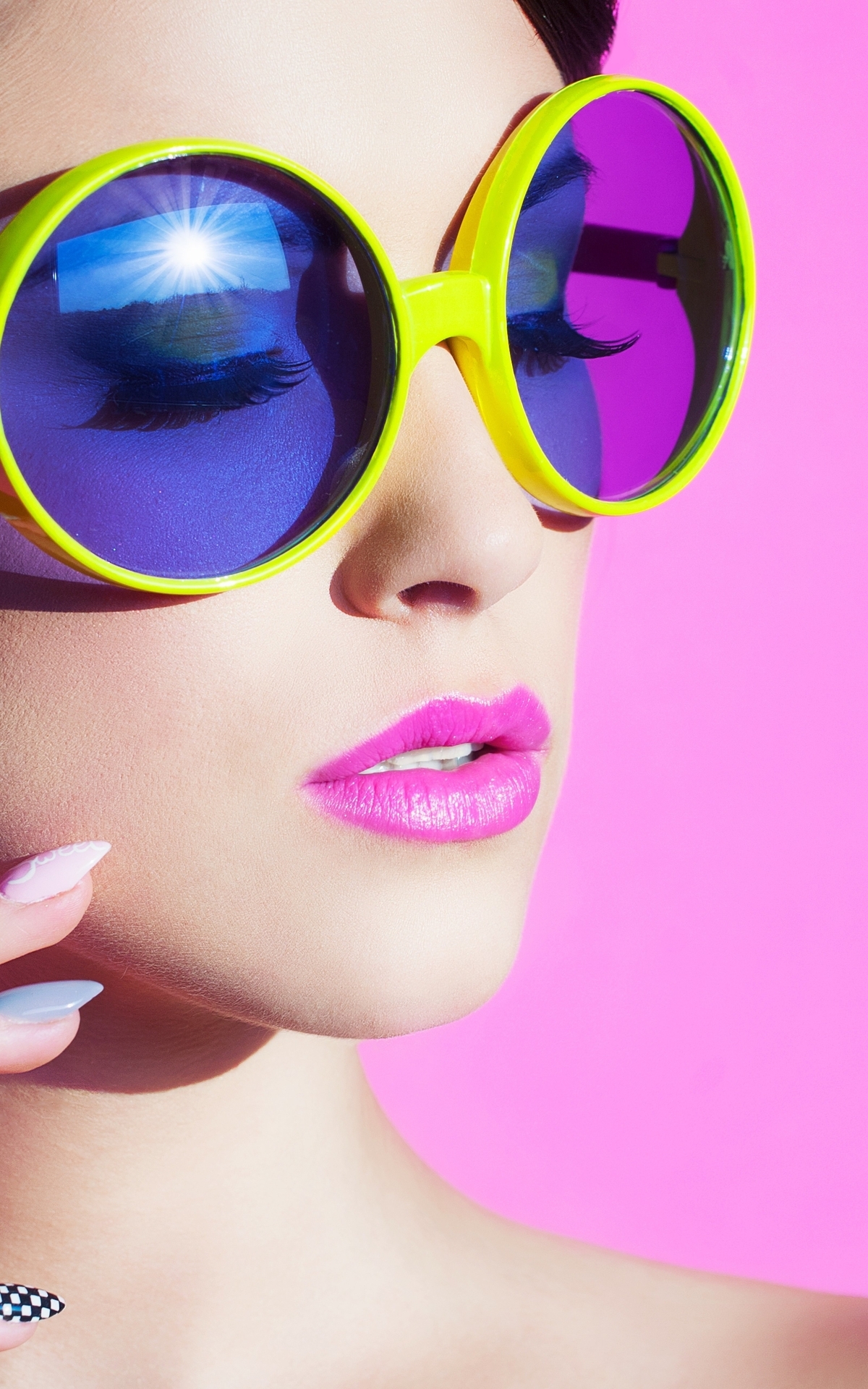 Картинка: Девушка, лицо, губы, макияж, очки, маникюр, розовый