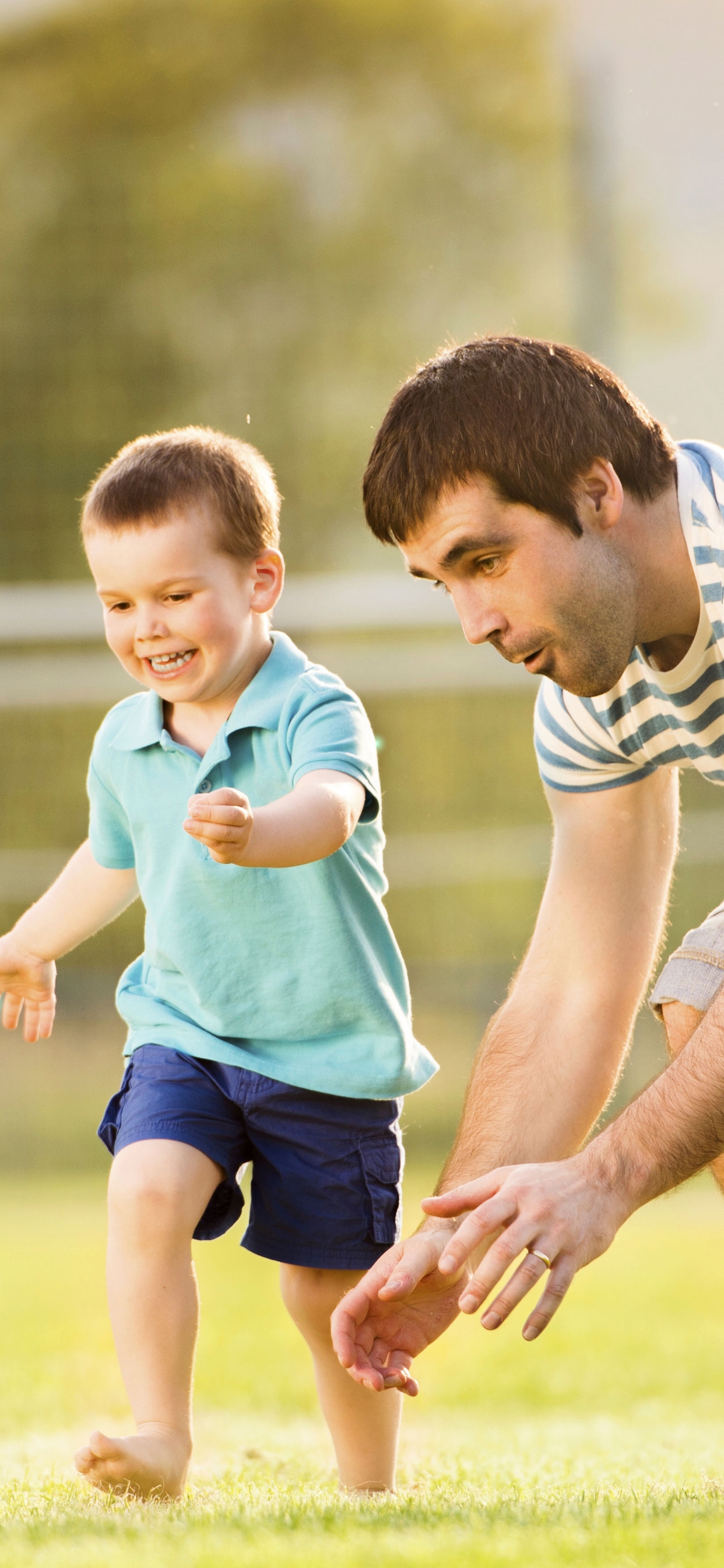 Картинка: Мужчина, ребёнок, отец, сын, игра, мяч, футбол, ворота, бег, развлечение