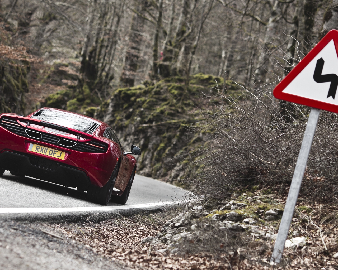 Картинка: McLaren, MP4, 12C, красный, дорога, лес, предупреждение, знак, опасные повороты