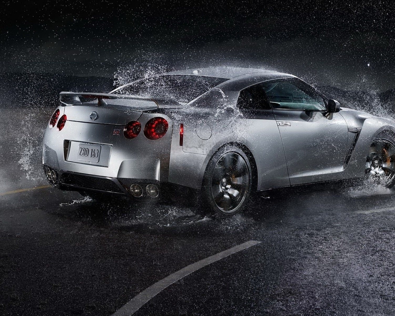 Картинка: Nissan GTR, брызги, дождь, дорога, скорость, поворот