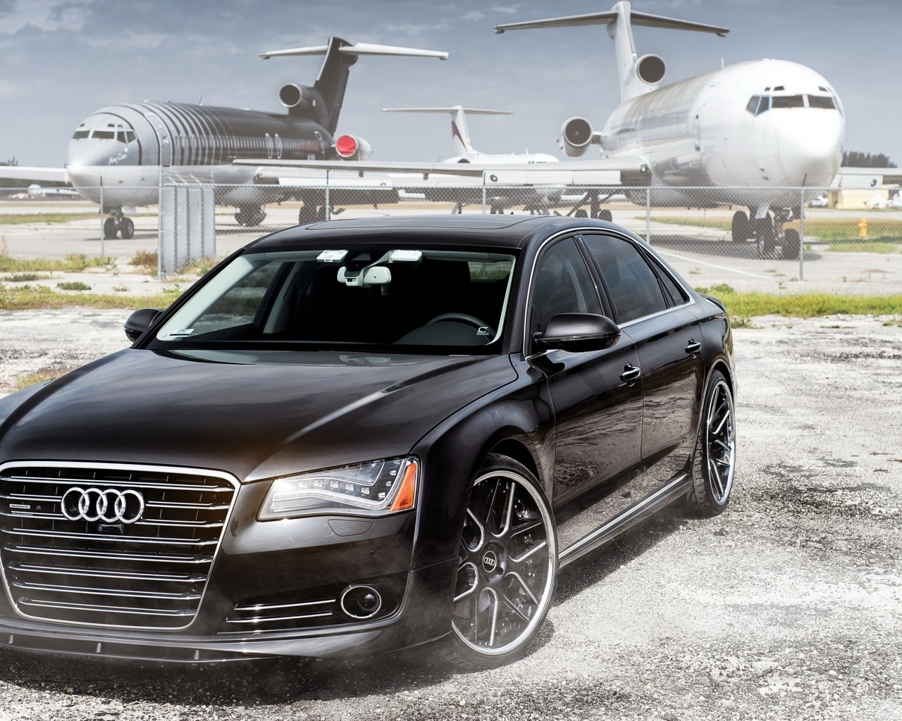 Картинка: Audi, RS7, черный, аэропорт, самолёты, забор