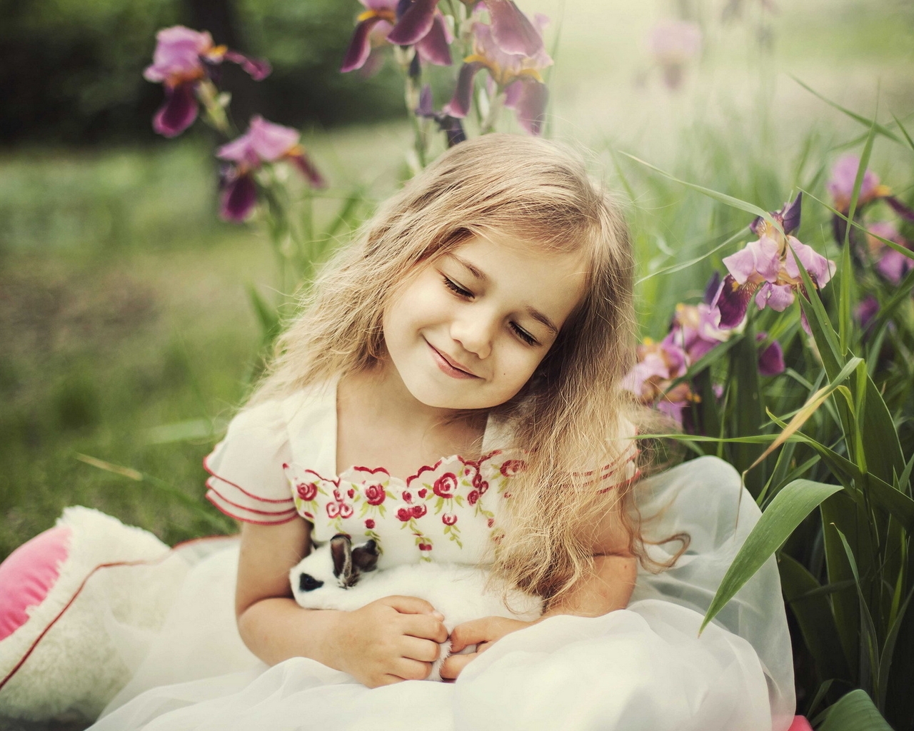 Картинка: Девочка, платье, держит, кролик, зелень, природа, настроение