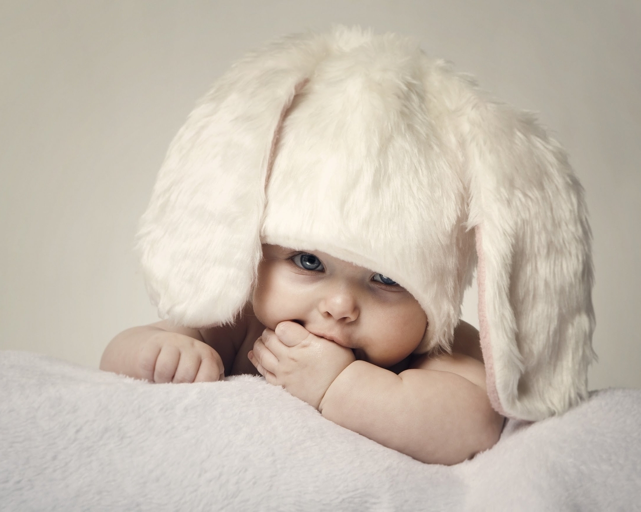 Картинка: Малыш, ребёнок, глазки, взгляд, шапка, ушки, белая