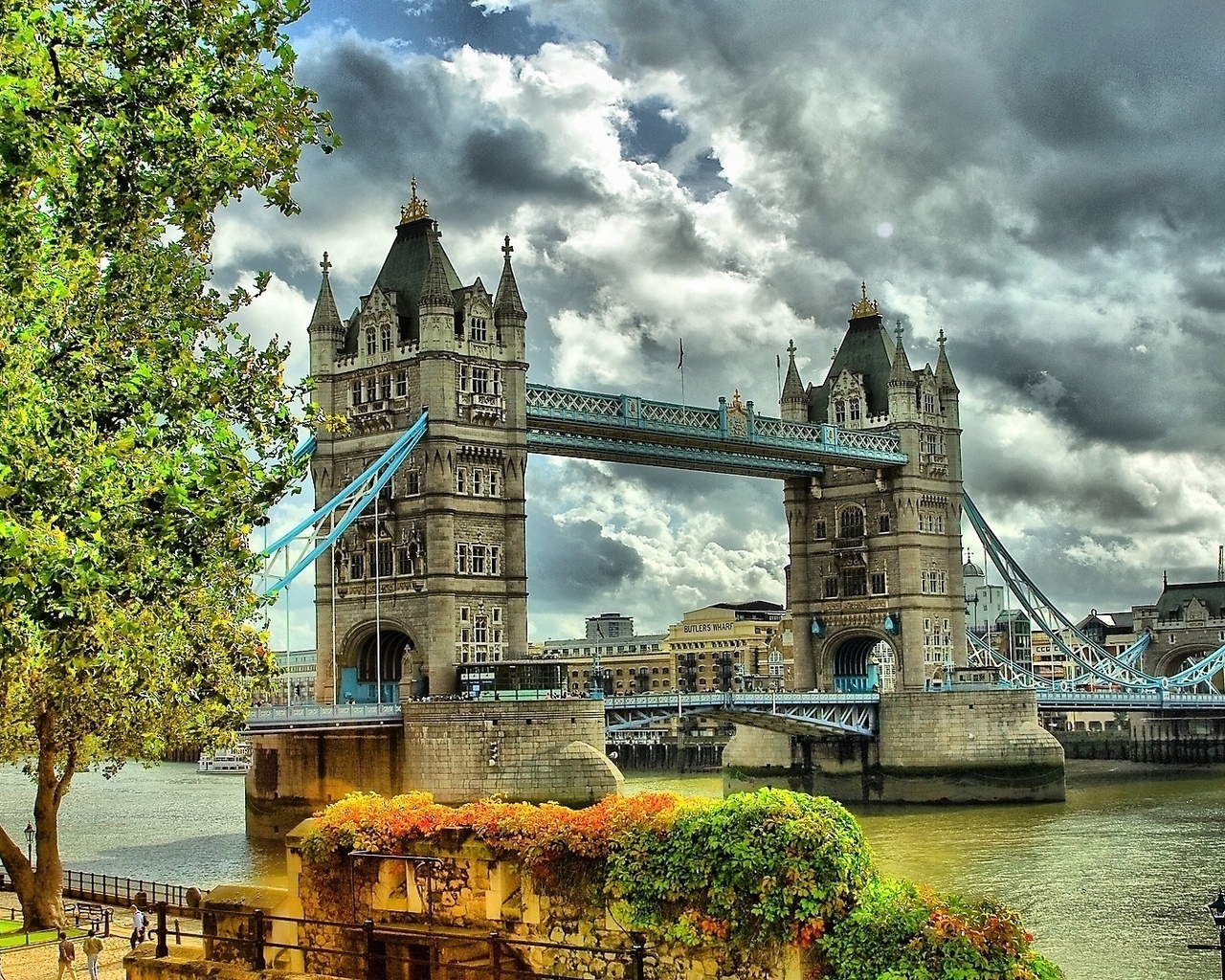 Image: London, England, Tower, Tower bridge, river Thames, trees, sky, clouds