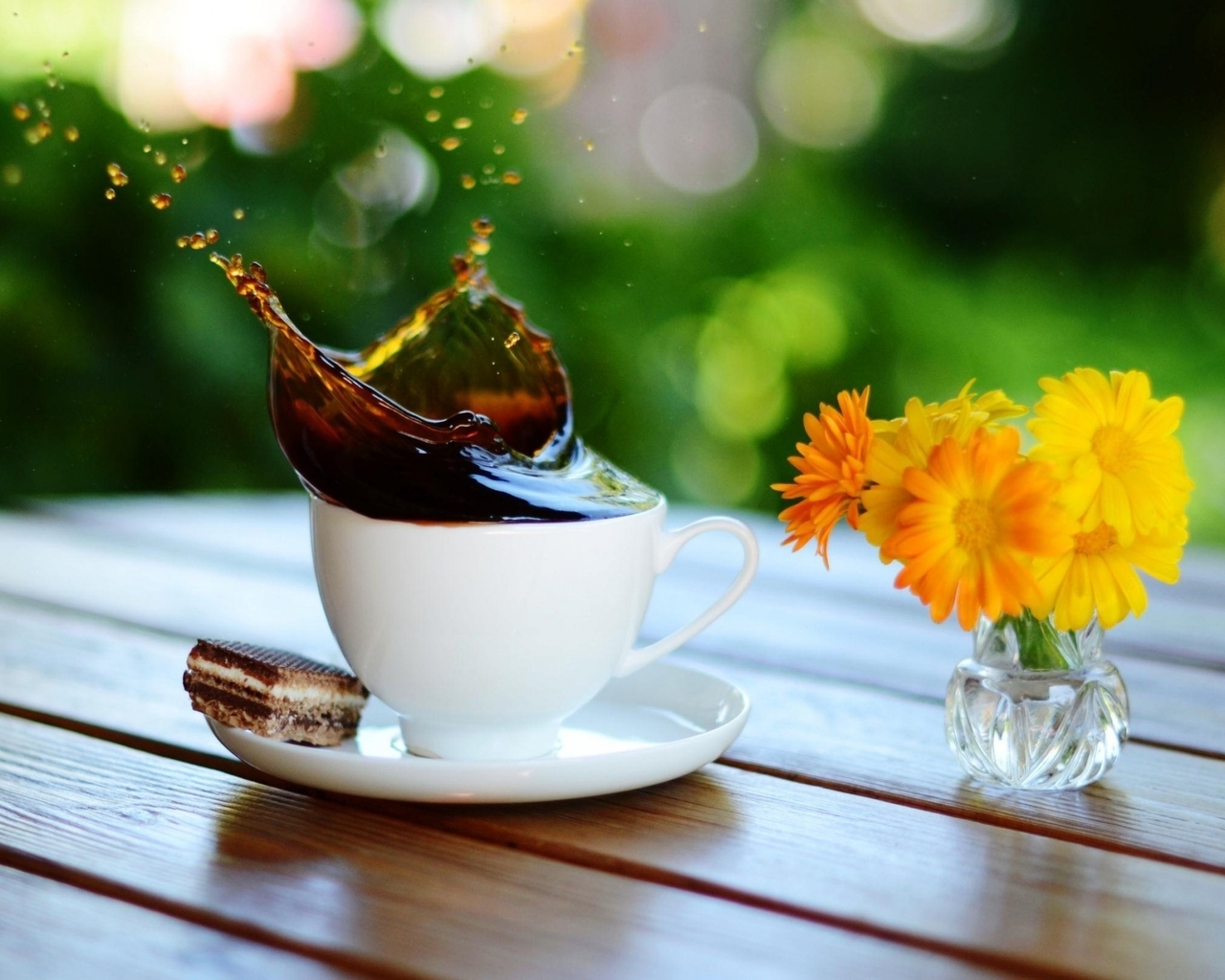 Картинка: Чашка кофе, всплеск, брызги, пироженое, цветочки, стол
