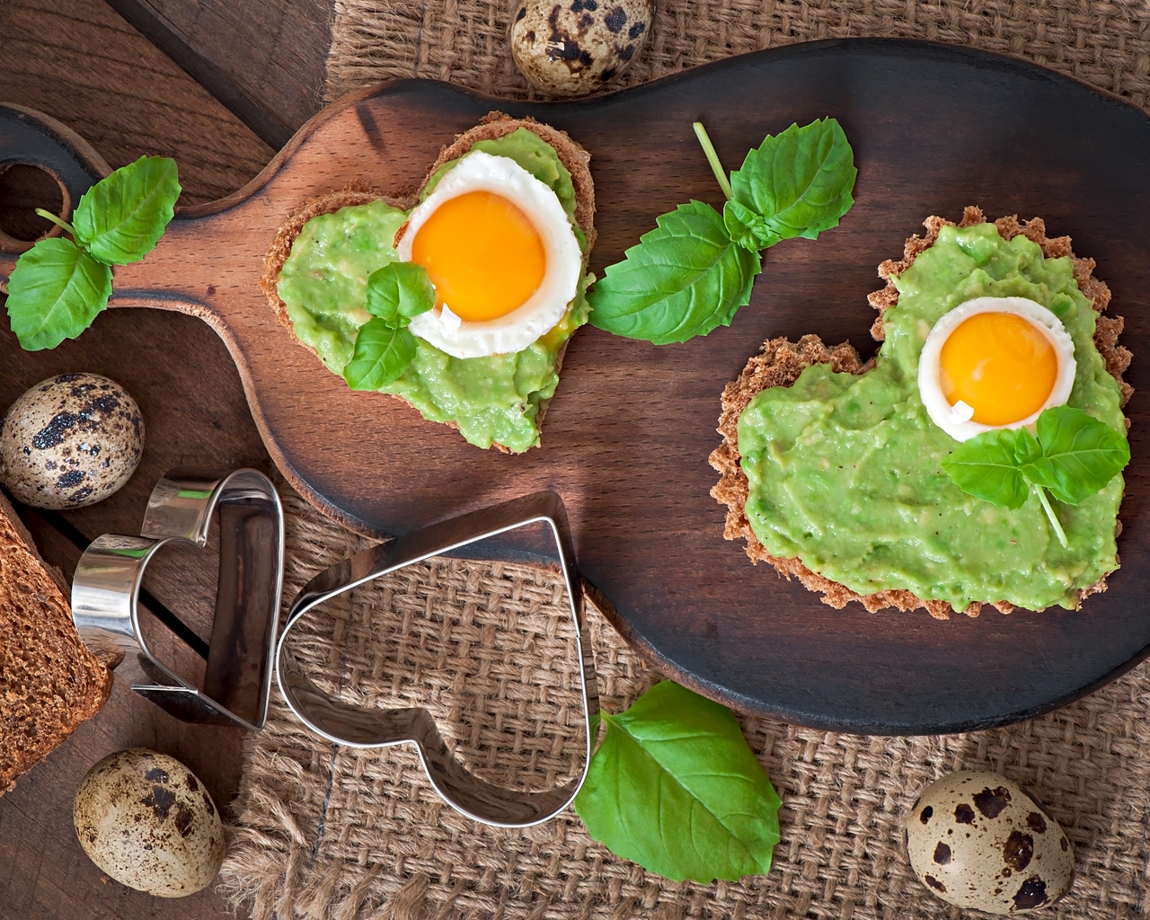 Картинка: Завтрак, яичница, форма, яйца, сердечки, зелень