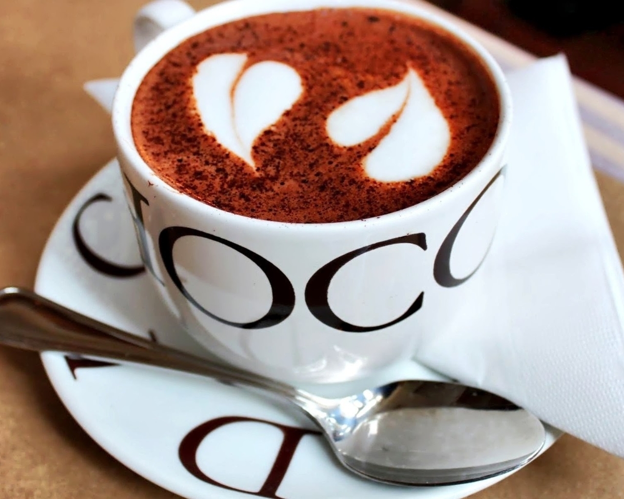 Картинка: Капучино, cappuccino, кофе, пенка, сердечки, рисунок, кружка, блюдце, ложечка
