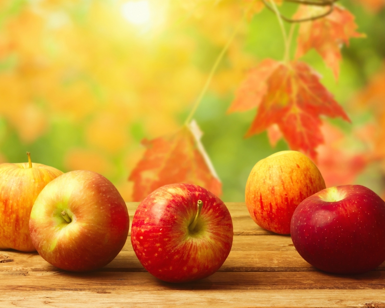Image: Apples, red, lie, leaves