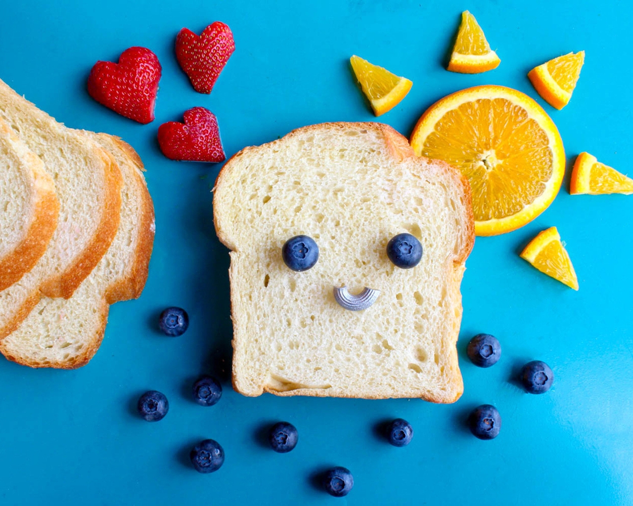 Картинка: Хлеб, черника, клубника, ягоды, апельсин, макаронина, солнце, мордочка, улыбка, настроение, голубой фон