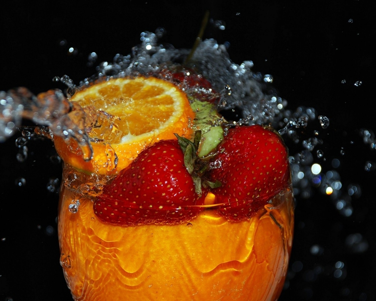 Картинка: Бокал, стекло, жидкость, брызги, ягоды, клубника, апельсин, вода