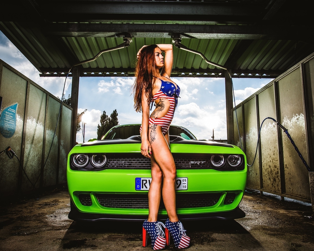 Картинка: Девушка, купальник, тату, туфли, автомойка, автомобиль, Америка, зелёный