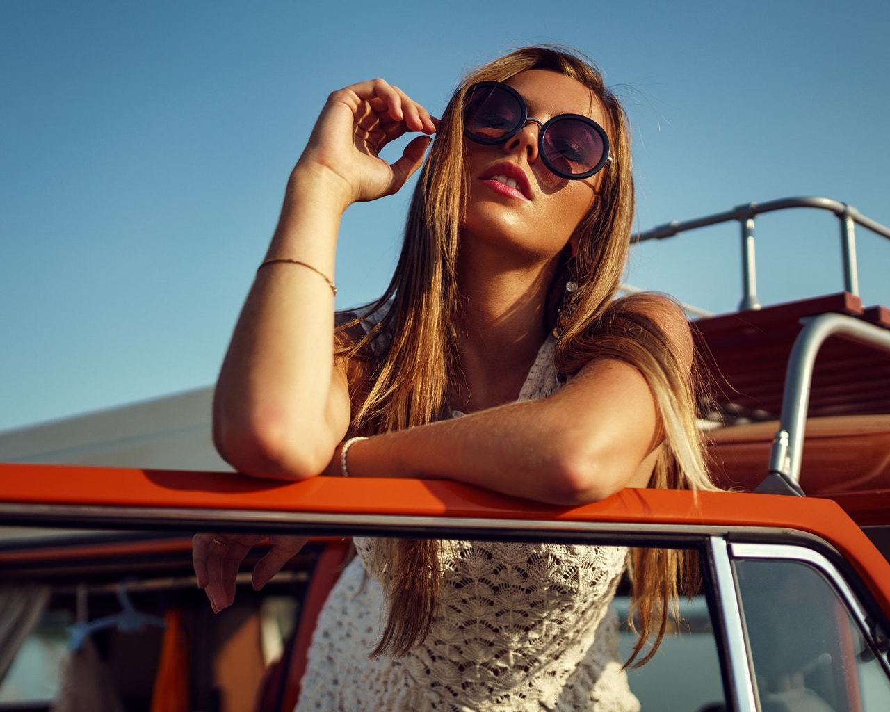 Image: Girl, blonde, dark glasses, car, sun