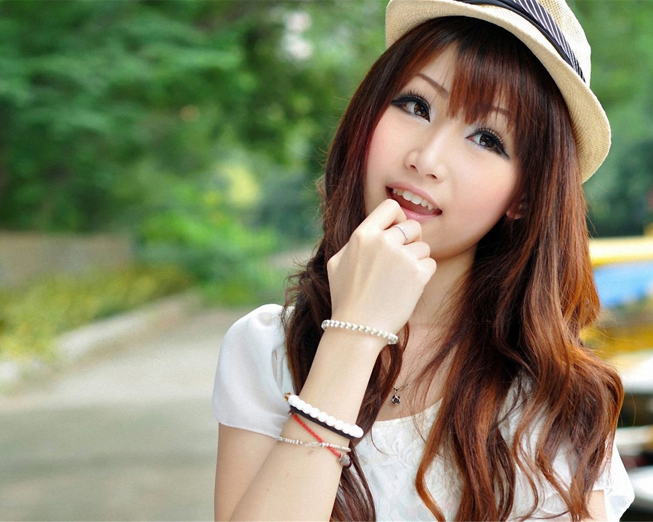 Картинка: Девушка, азиатка, лицо, макияж, улыбка, настроение, браслеты, шляпа