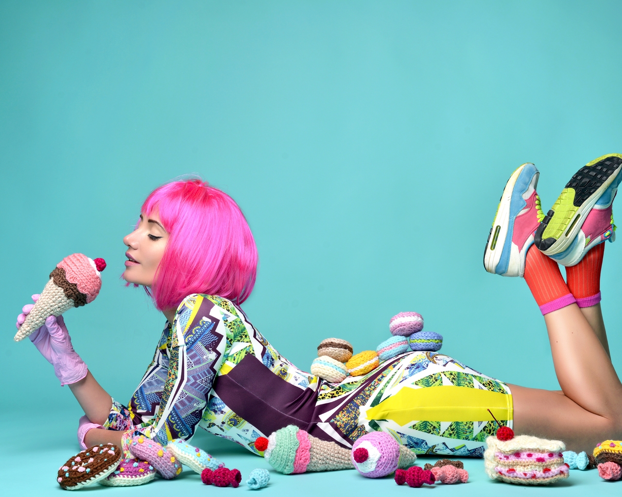 Картинка: Девушка, лежит, стиль, продукты, вязаное, мороженое, пироженки, бублики, фон