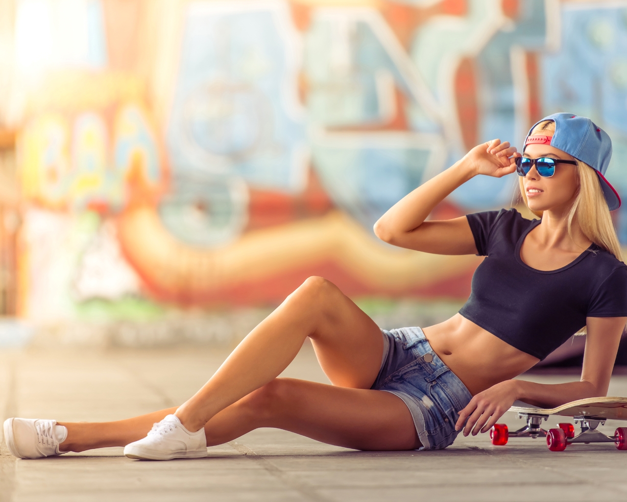 Картинка: Девушка, блондинка, кепка, очки, лежит, скейтборд, граффити