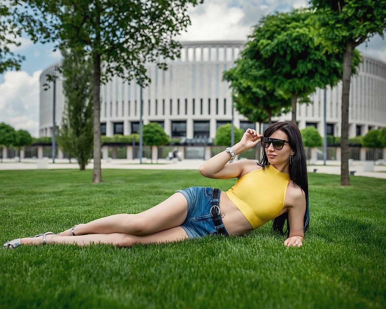 Картинка: Lioka Grechanova, брюнетка, девушка, очки, позирует, лежит, лужайка, трава