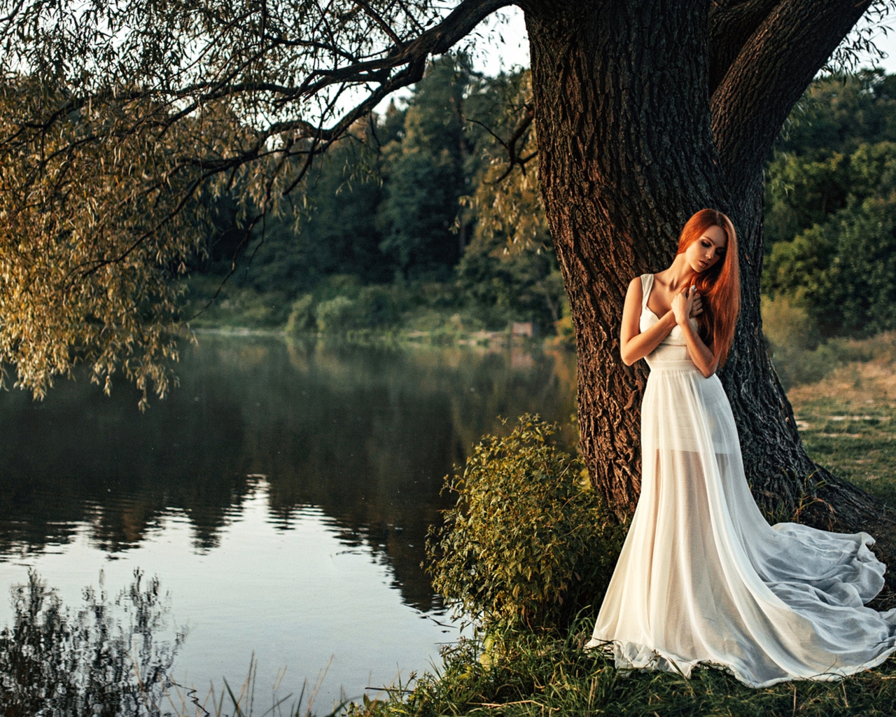 Картинка: Девушка, длинные волосы, белое платье, природа, озеро, вода, дерево, листва, отражение