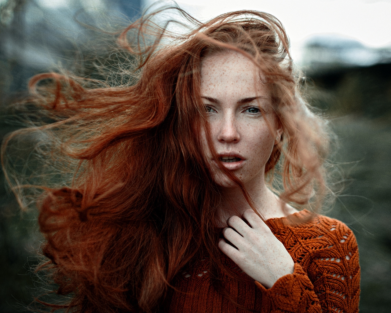 Картинка: Девушка, лицо, рыжая, веснушки, ветер, волосы, взгляд, кофта