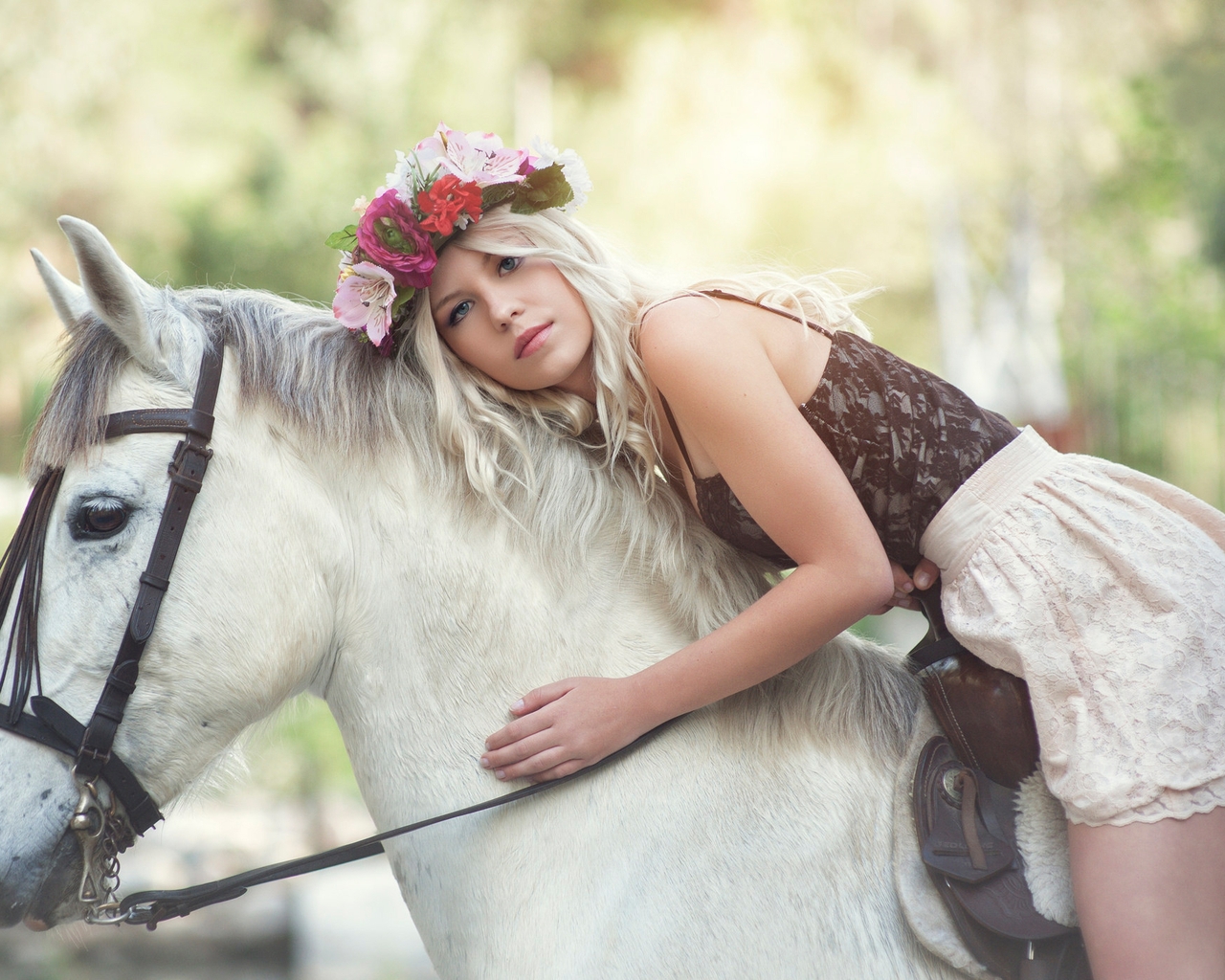 Картинка: Девушка, блондинка, верхом, лошадь, конь, животное, профиль, белая, венок, сбруя