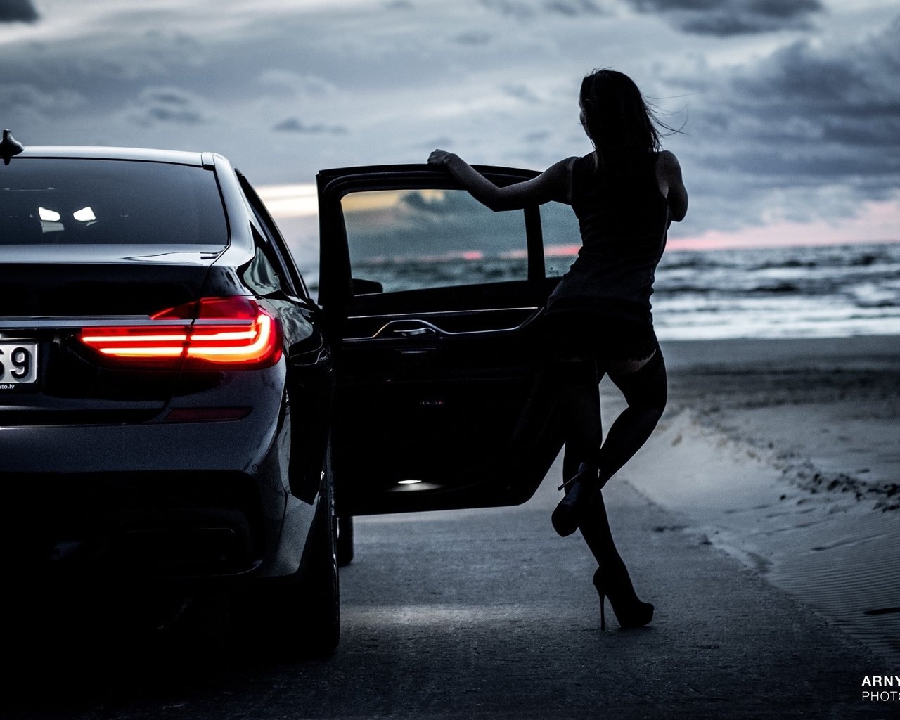 Картинка: Девушка, автомобиль, стоит, дверь, BMW, фара, тучи, пейзаж, дорога, каблуки, Arny North, Photography