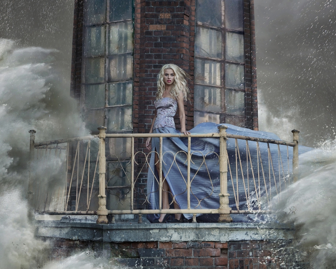 Картинка: Девушка, блондинка, буря, вода, платье, стоит, маяк