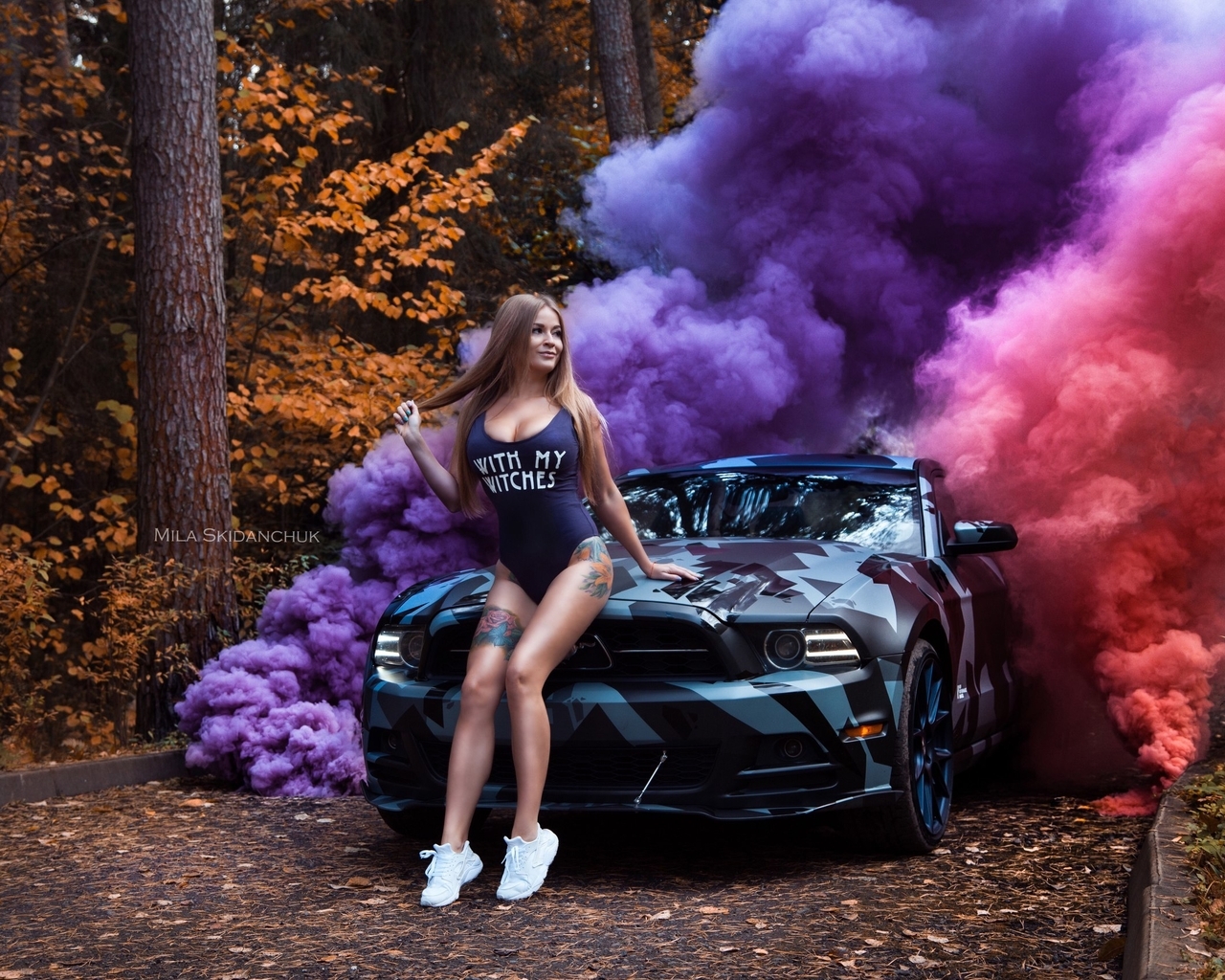 Картинка: Мила Скиданчук, Mila Skidanchuk, фотограф, девушка, тату, авто, тюнинг, лес, осень, дымовые шашки