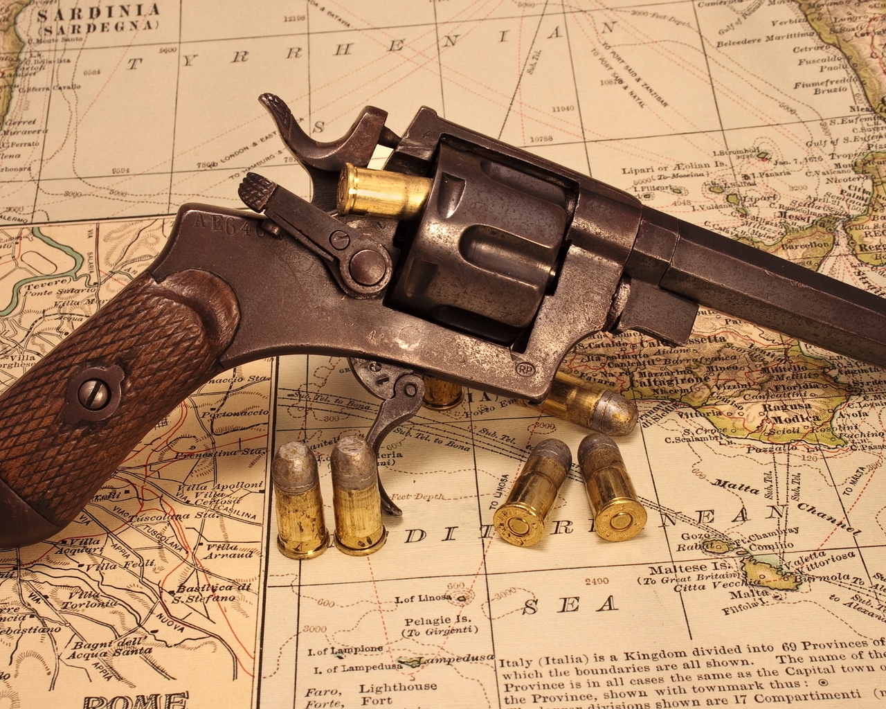 Картинка: Револьвер, патроны, карта